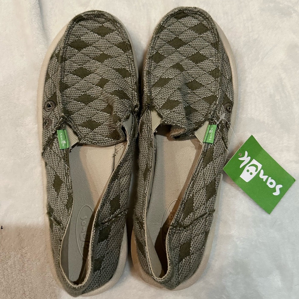 Sanuks NWT
